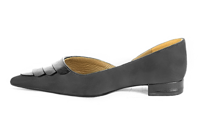 Dark grey women's open arch dress pumps. Pointed toe. Flat flare heels. Profile view - Florence KOOIJMAN